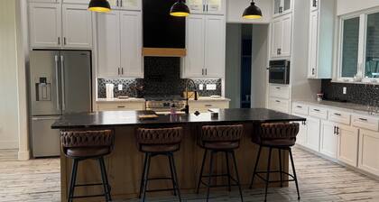 Spacious 6-bedroom 4.5 bath house in beautiful Lake Eufaula with all luxuries