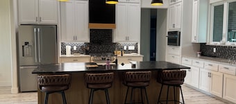 Spacious 6-bedroom 4.5 bath house in beautiful Lake Eufaula with all luxuries