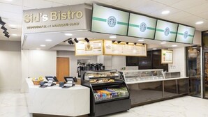 Ein Starbucks Bistro mit Theke, Speisekarten und einer Vitrine mit Backwaren.
