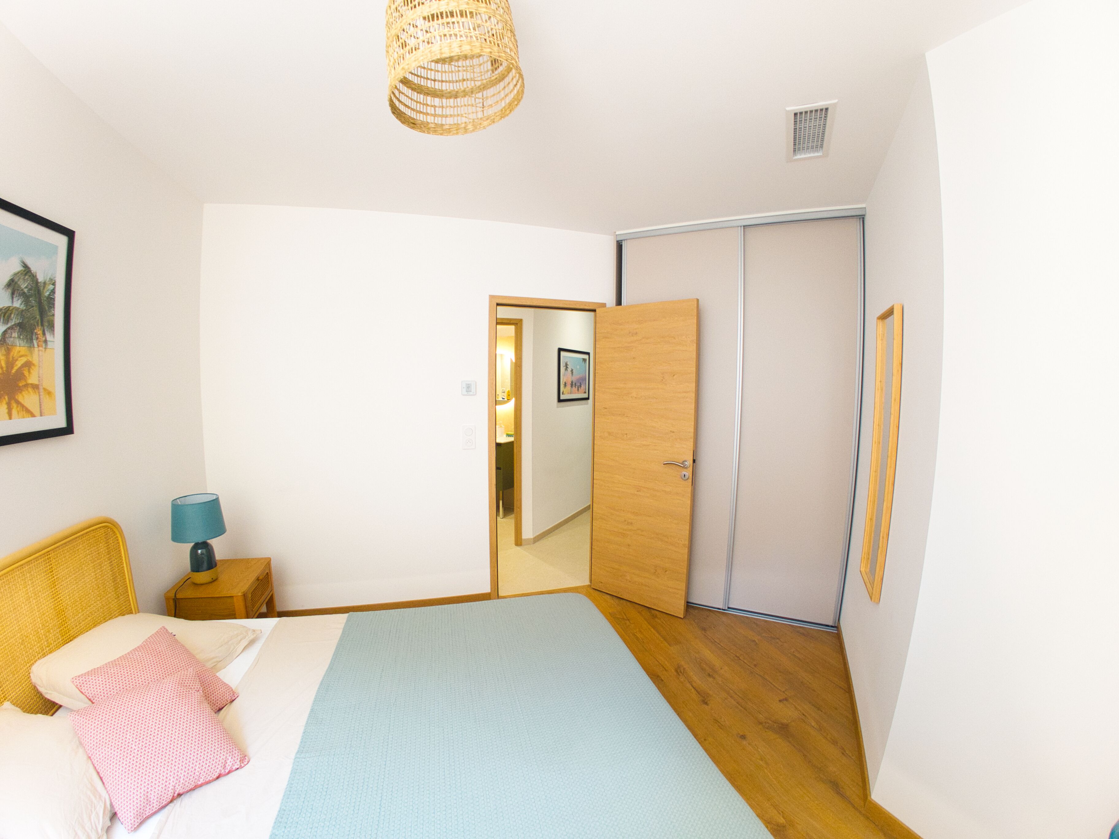 Bureau, fer et planche à repasser, Wi-Fi gratuit, draps fournis