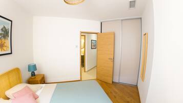 2 bedrooms, desk, iron/ironing board, free WiFi