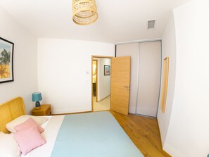 Bureau, fer et planche à repasser, Wi-Fi gratuit, draps fournis