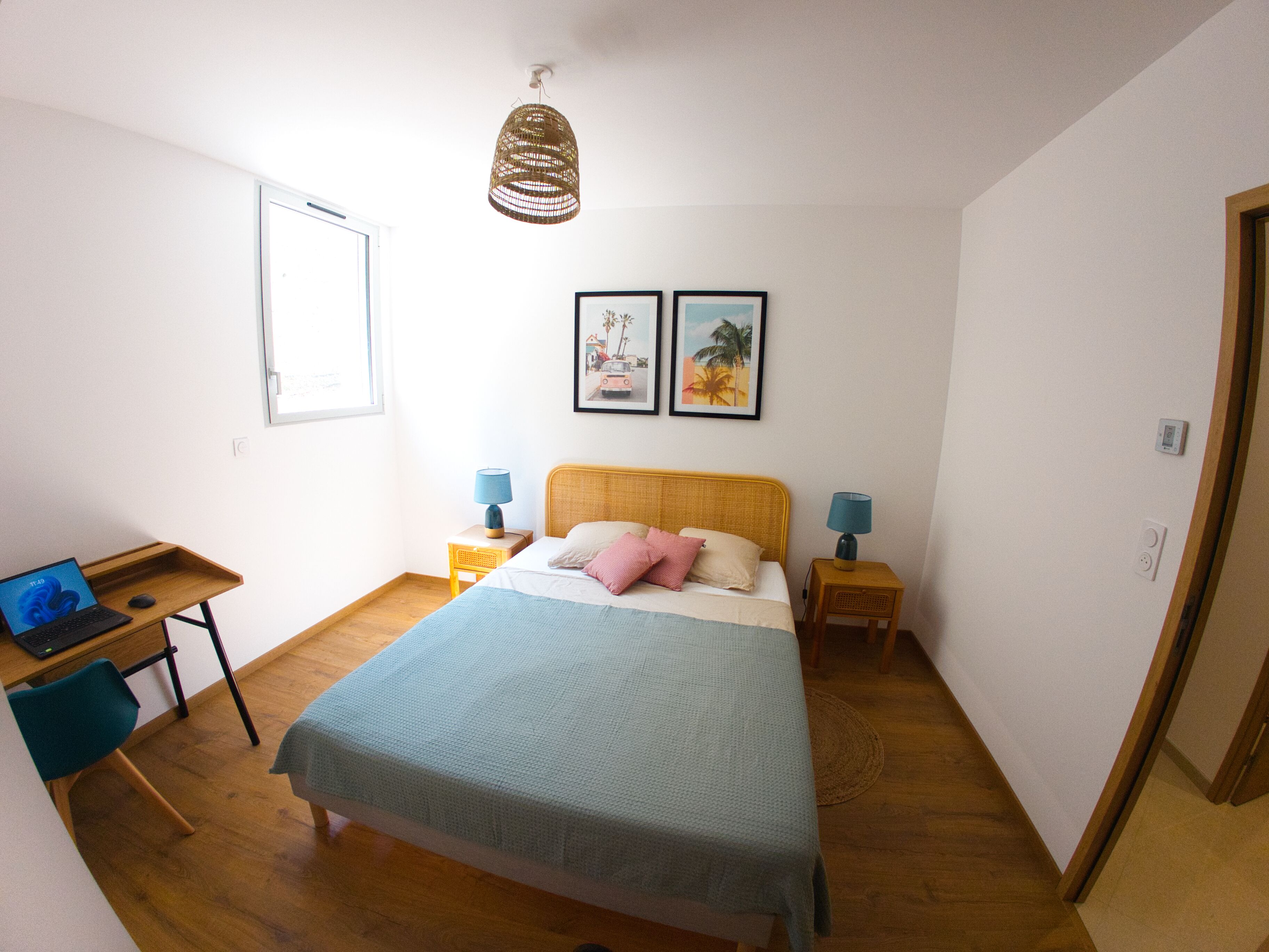 Bureau, fer et planche à repasser, Wi-Fi gratuit, draps fournis