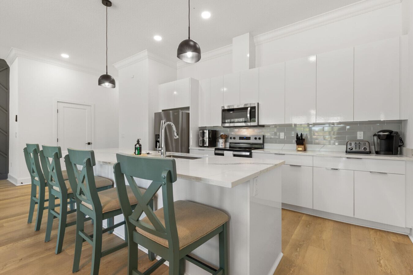 Fridge, oven, stovetop, dishwasher