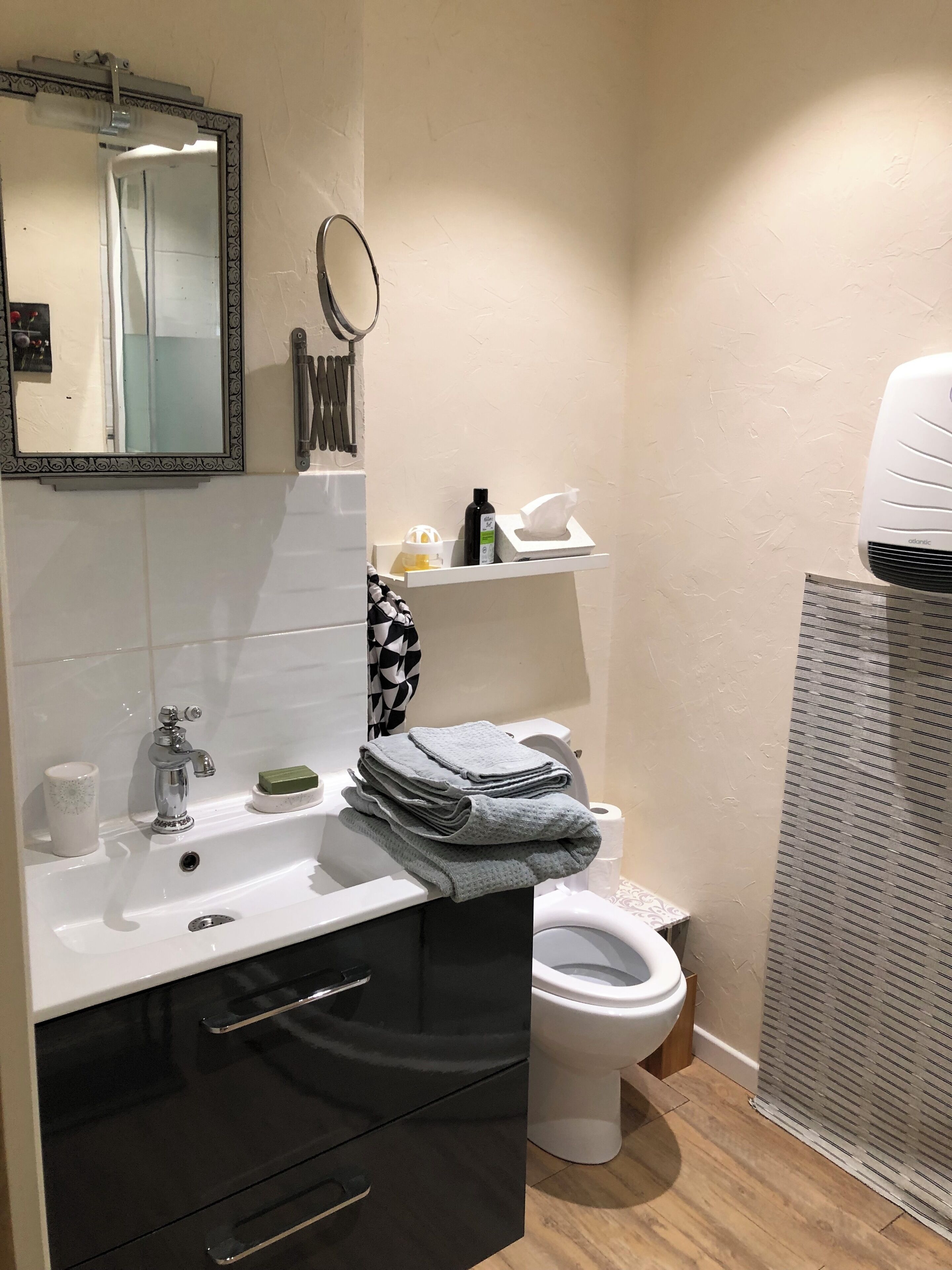 Een douche, een haardroger, handdoeken, toiletpapier