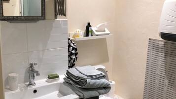 Douche, sèche-cheveux, serviettes fournies, papier toilette