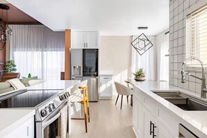Private kitchen - NEW! Stylish Scottsdale Loft Near Old Town (Scottsdale)