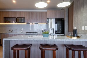 Microwave, oven, stovetop - 2-bedroom apartment in peaceful Zibatá near local attractions (Zibatá)