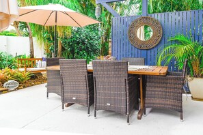Outdoor dining - Lush Oasis in Downtown Lennox (Lennox Head)