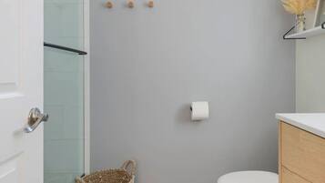 Douche, sèche-cheveux, bidet, serviettes fournies