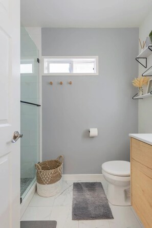 Shower, hair dryer, bidet, towels - The Dreamy House Near SF/Napa/Berkeley/Oakland (El Cerrito)