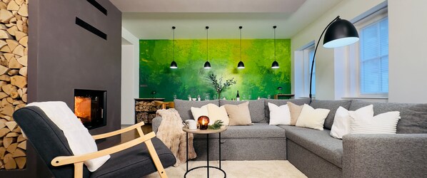 Smart TV y chimenea 