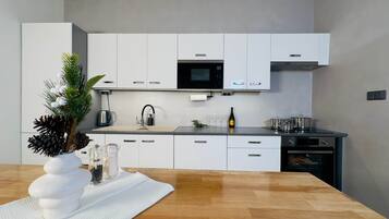 Réfrigérateur, micro-ondes, four, plaque de cuisson