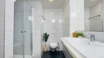 Een douche, een haardroger, handdoeken, zeep