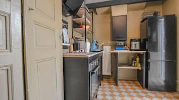 Micro-ondes, lave-vaisselle, chaise haute