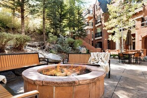 Outdoor dining - Aspen Luxe 1-Bdr. 2-min walk to gondola, boutique shopping/dining. High Demand. (Aspen)
