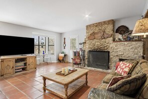 TV, fireplace, ping pong - The Guadalupe Getaway (Kerrville)