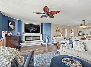 Living area - Spacious 4-bedroom luxury villa in serene North Myrtle Beach w/ water views ICW (North Myrtle Beach)