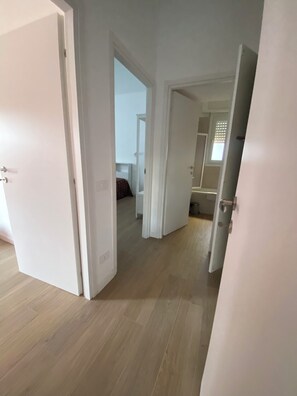 2 عدّة غرف نوم وخزنة داخل الغرفة ومكواة/لوح كي وواي فاي مجانًا