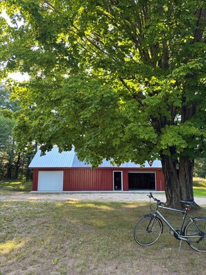 Property grounds - Cozy 3-bedroom cottage centrally located! (Frankfort)