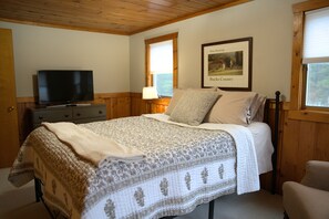 3 bedrooms, iron/ironing board, free WiFi, bed sheets - Cozy 3-bedroom cottage centrally located! (Frankfort)