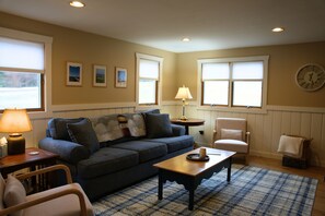 Smart TV, books - Cozy 3-bedroom cottage centrally located! (Frankfort)