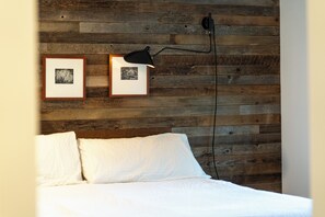 2 bedrooms, iron/ironing board, WiFi, bed sheets - Stylish Whistler Village Condo with free parking (Whistler)