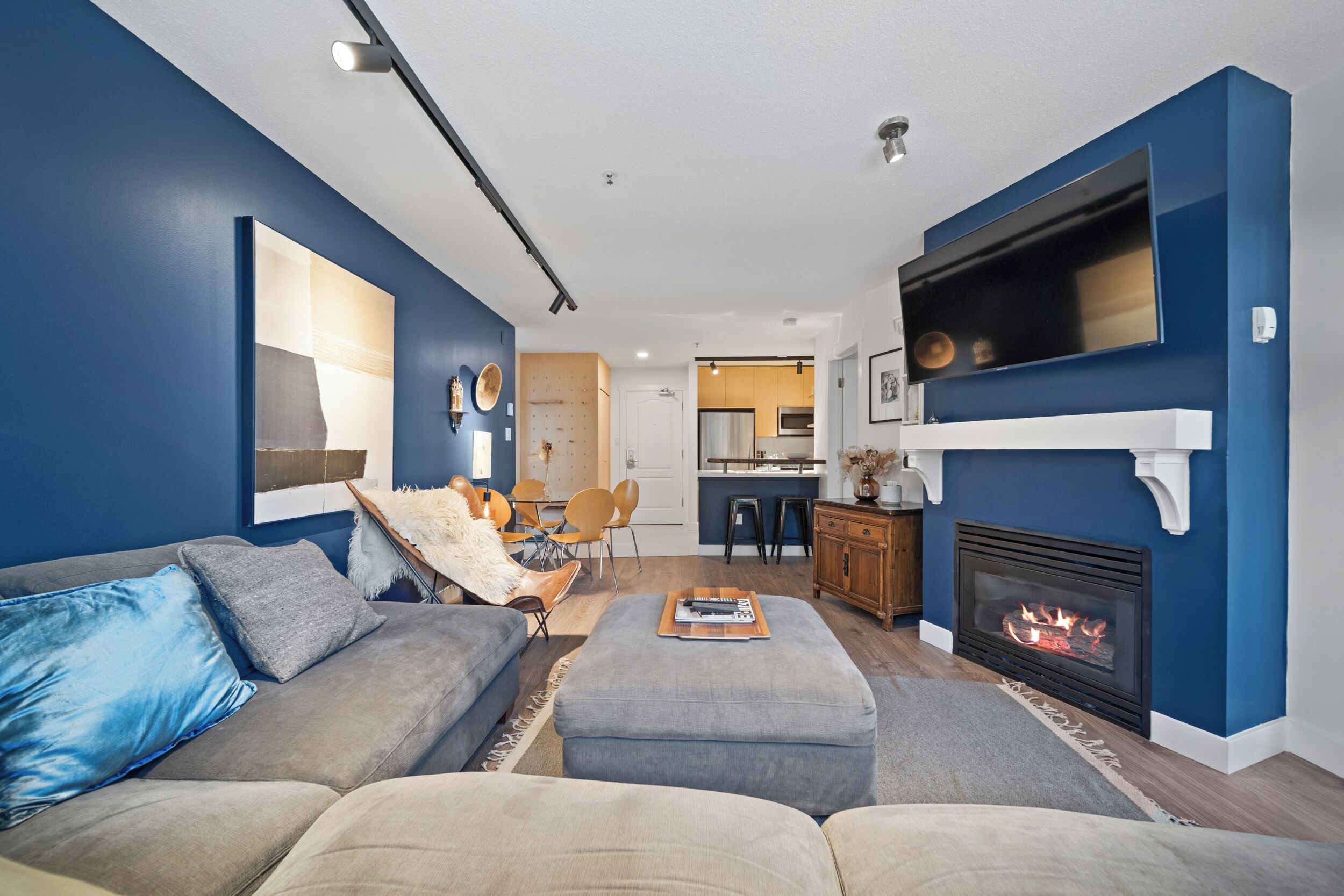 Televisión y chimenea 