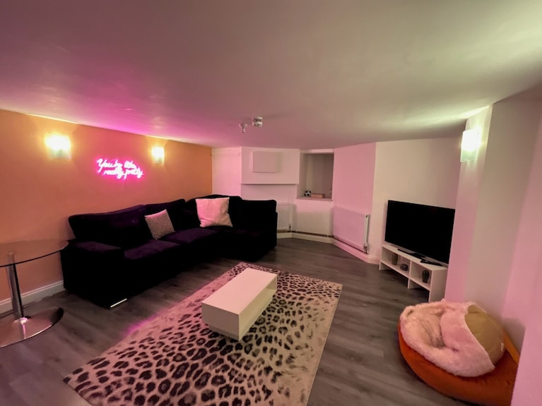 No1 Closest Hot Tub Stay To Cardiff Central! - Cardiff
