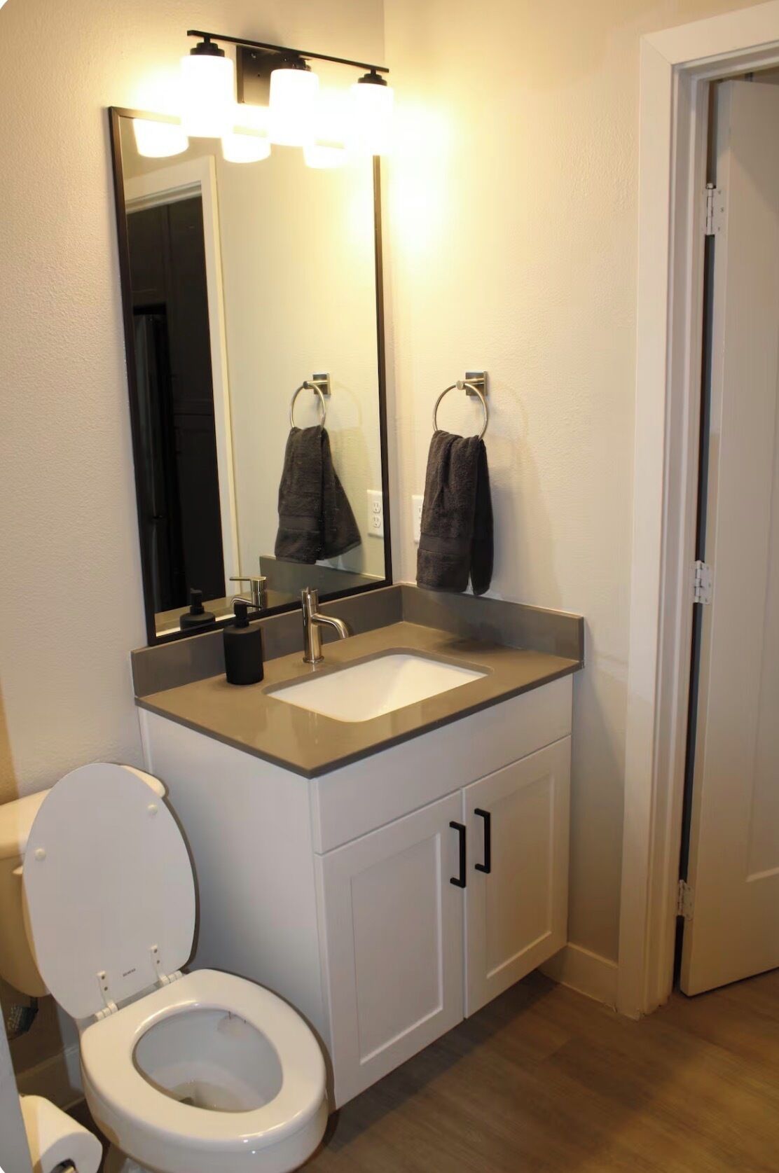 Chuveiro, toalhas de banho, sabonete, papel higiênico