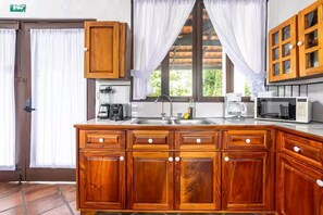 Fridge, microwave, stovetop, coffee/tea maker - 6 min from the National Park (Quepos)