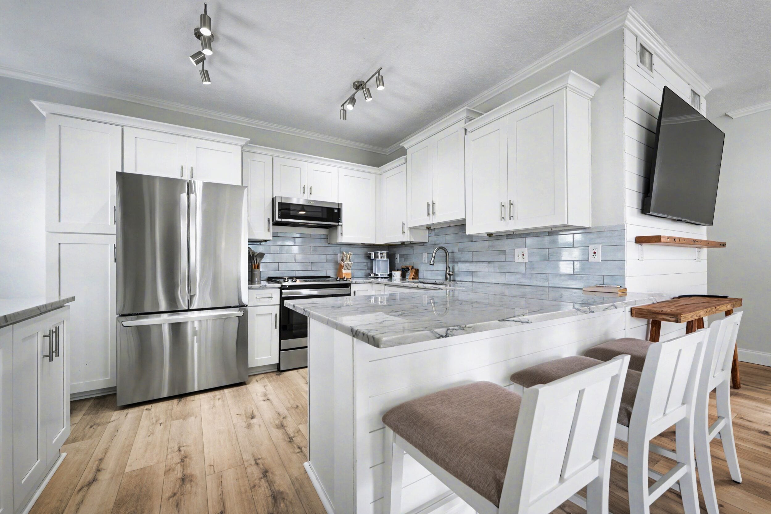 Frigorífico, microondas, horno y placa de cocina