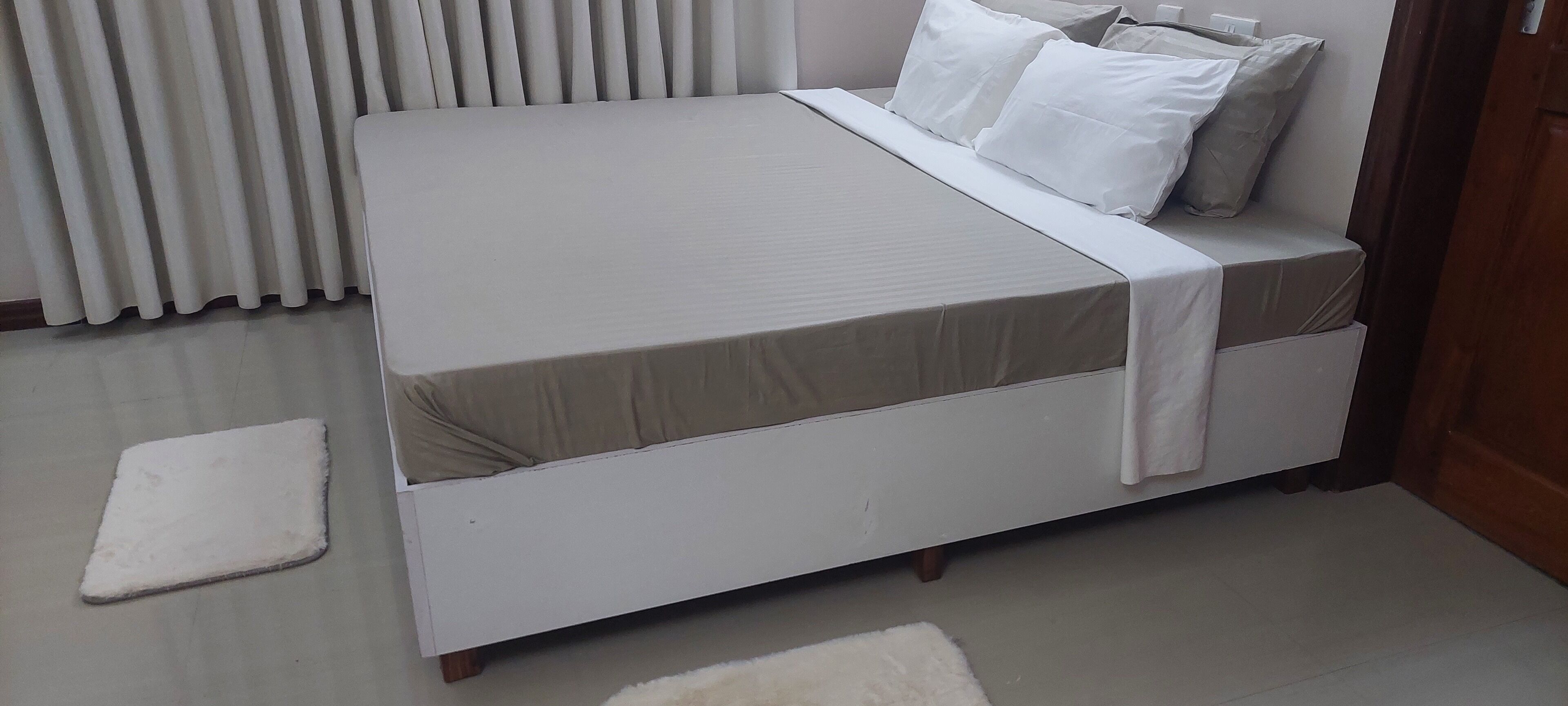 Tabla de planchar con plancha, Internet, ropa de cama