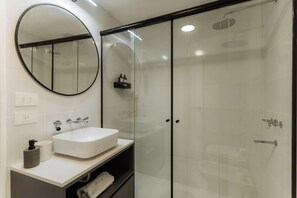 Apartamento | Banheiro | Chuveiro, produtos de toalete grátis, toalhas de banho, sabonete