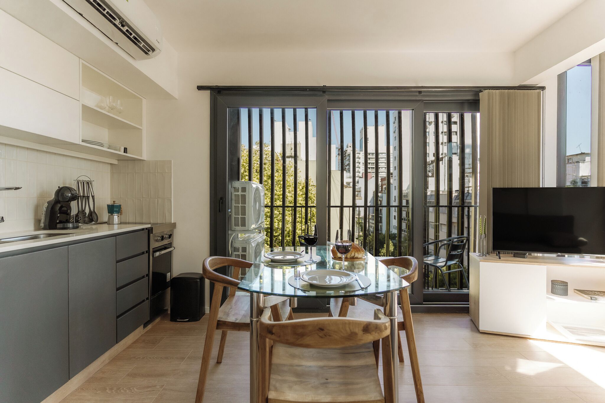 Departamento (5A) | Cocina privada | Refrigerador con congelador, microondas, horno y utensilios de cocina 