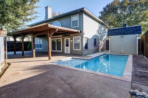 Outdoor pool - Cozy Family Getaway w/ Pool Near Lake Lewisville (Lake Dallas)