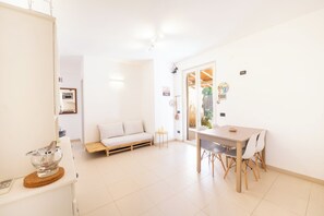 Dining - Villa Azzurra - Cala Mazzo Beach 5 Minutes Walk (Sicilia)