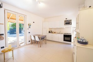 Private kitchen - Villa Azzurra - Cala Mazzo Beach 5 Minutes Walk (Sicilia)