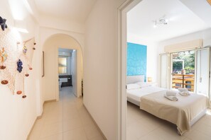 A hotel room with a bed, a bathroom, and a view of the outside. - Villa Azzurra - Cala Mazzo Beach 5 Minutes Walk (Sicilia)