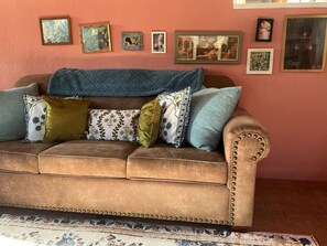 Living area - Welcoming 1-bedroom studio in vibrant Taos for your getaway (Taos)