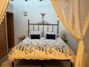 WiFi, bed sheets - Welcoming 1-bedroom studio in vibrant Taos for your getaway (Taos)
