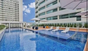 A heated pool - Campos Apart-Transamérica Executive LUXURY 7-B (Campos dos Goytacazes)