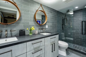 Dusche, Haartrockner, Bidet, Handtücher