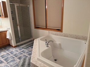 Baignoire à remous, séchoir à cheveux, serviettes fournies, savon