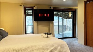 5 Schlafzimmer, Schreibtisch, Bügeleisen/Bügelbrett, Reisekinderbett