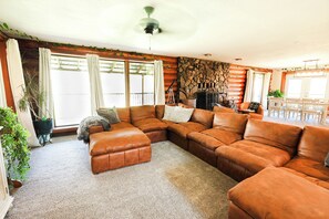 Smart-TV, Kamin, Bücher, Computerbildschirme