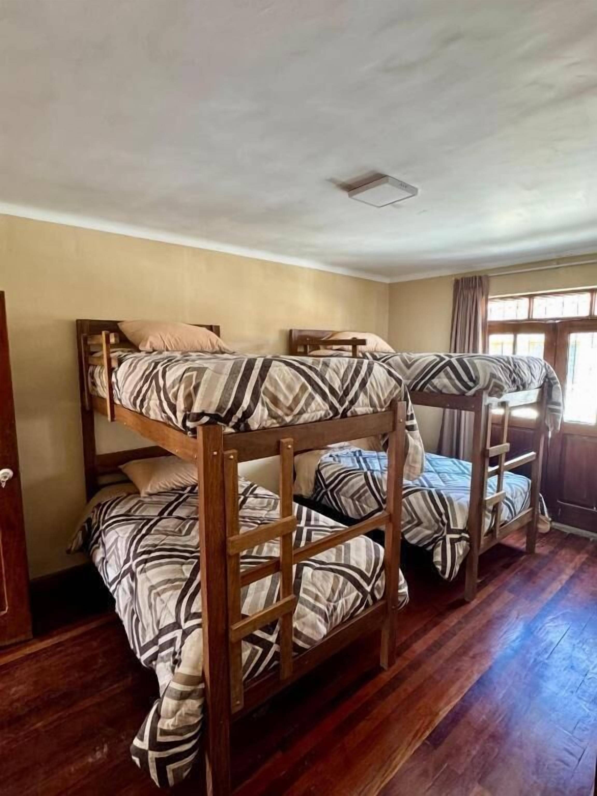 Bureau, espace de travail pour ordinateur portable, Wi-Fi gratuit