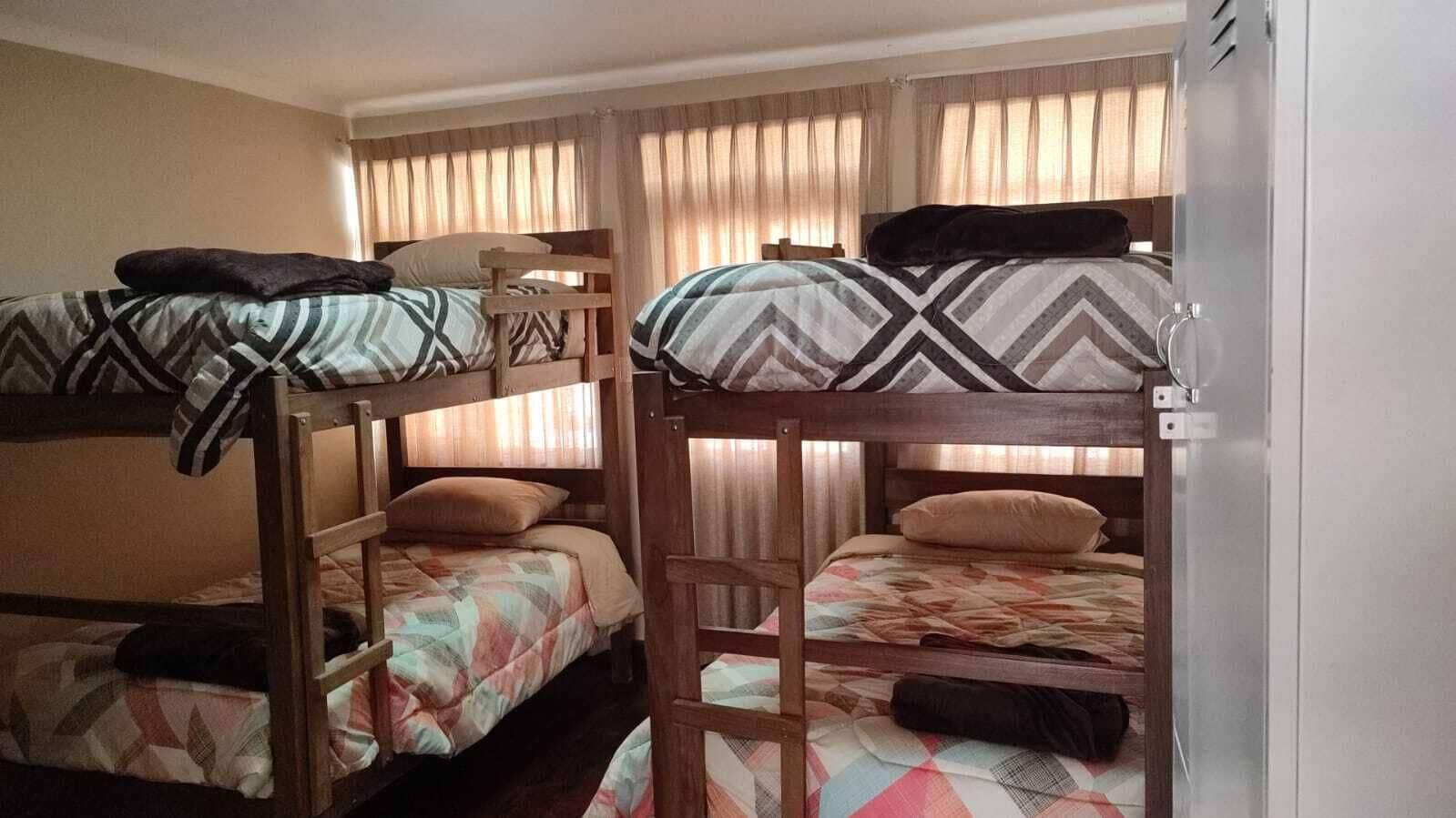 Felles sovesal, byutsikt | Skrivebord, skrivebord for bærbar PC og wi-fi (inkludert)