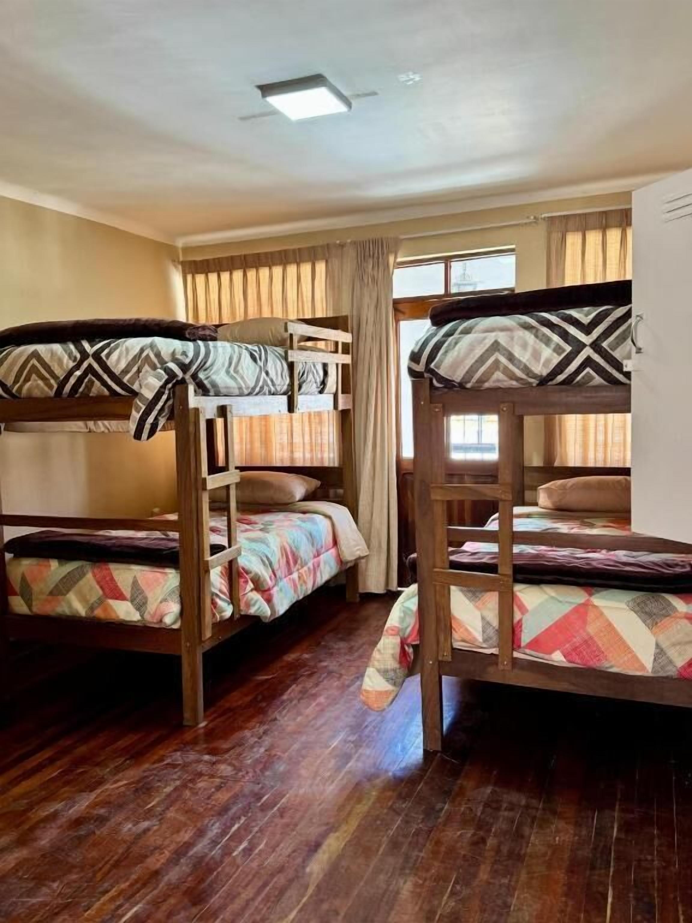 Skrivebord, skrivebord for bærbar PC og wi-fi (inkludert)