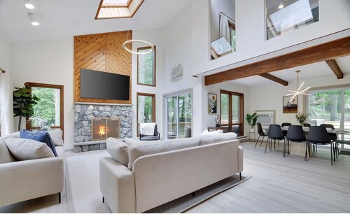 YES! Your Big Hot Tub & 5 BR Poconos Retreat